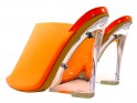Orangefarbene neonfarbene Flip-Flops auf Absätzen - 2