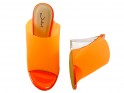 Orangefarbene neonfarbene Flip-Flops auf Absätzen - 4