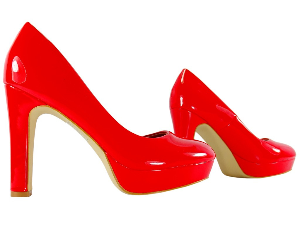 Červené lakované ihlice na platforme - 3