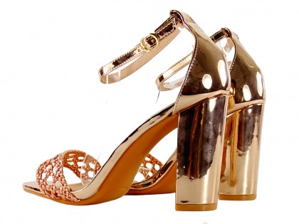 Złote lustrzane sandały z paskiem kostce - 2