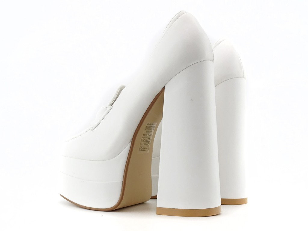 Demi-chaussures blanches sur un nez carré de poteau - 3