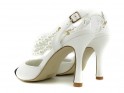 Low white stilettos with pearls - 4