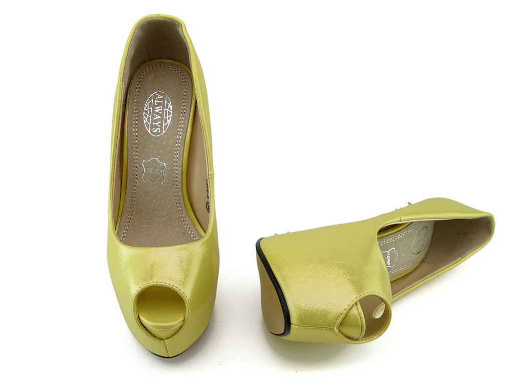 Hohe goldene Plateau-Stilettos mit Nietenabsatz - 5