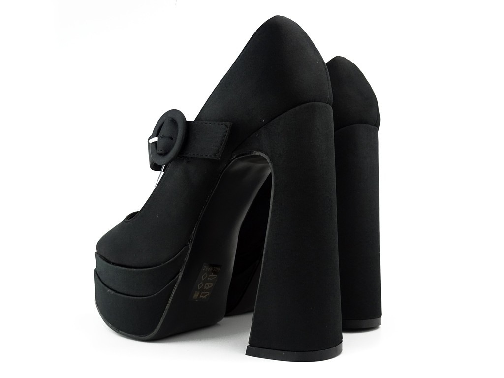 Chaussures noires à talons hauts - 4