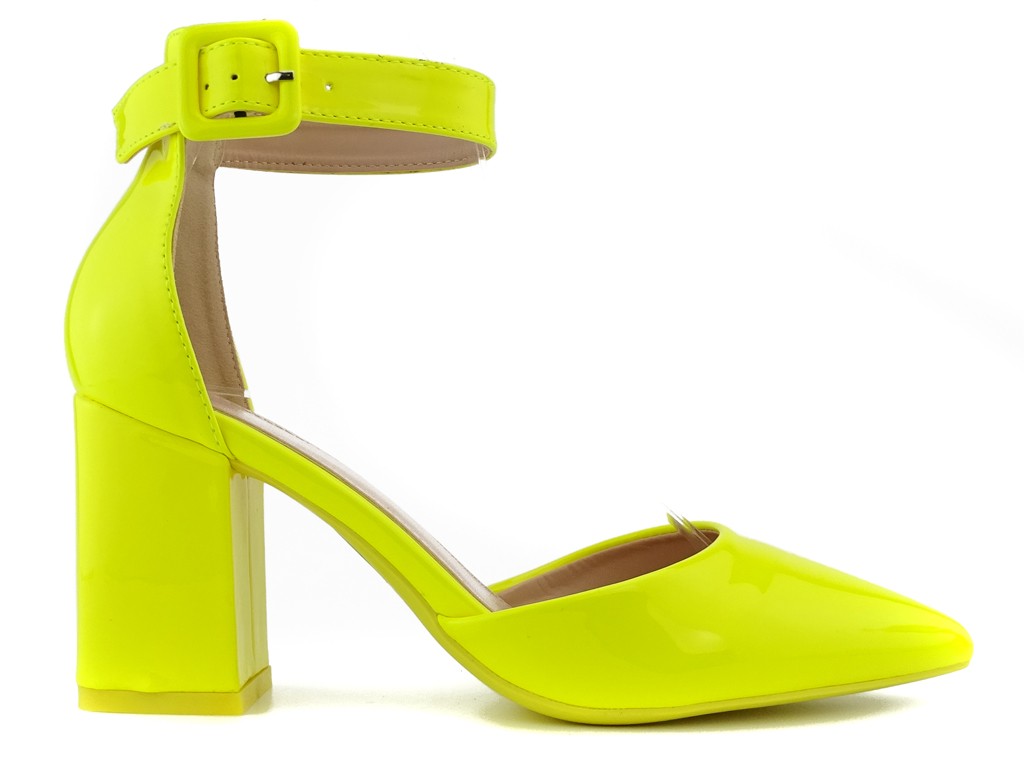 Neoninės geltonos spalvos smailianosiai sandalai - 1
