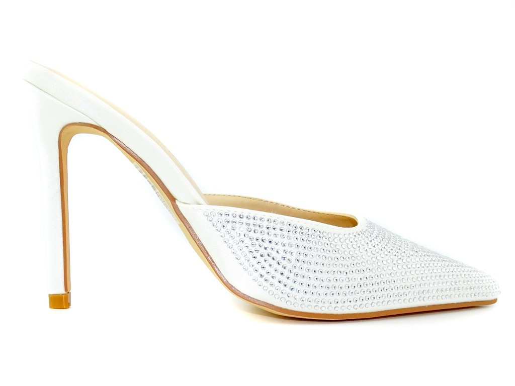 Tongs blanches à talons aiguilles avec un long nez - 2