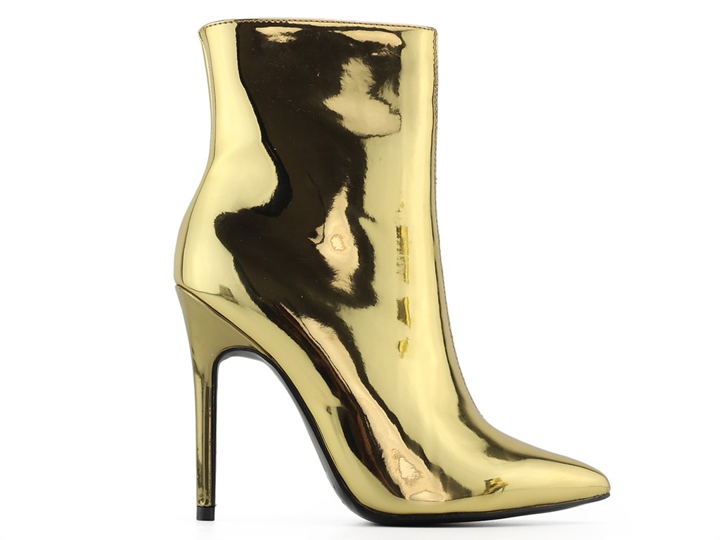 Zlaté boty na jehlovém podpatku se zrcadlově lesknou - 1