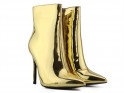Zlaté boty na jehlovém podpatku se zrcadlově lesknou - 2