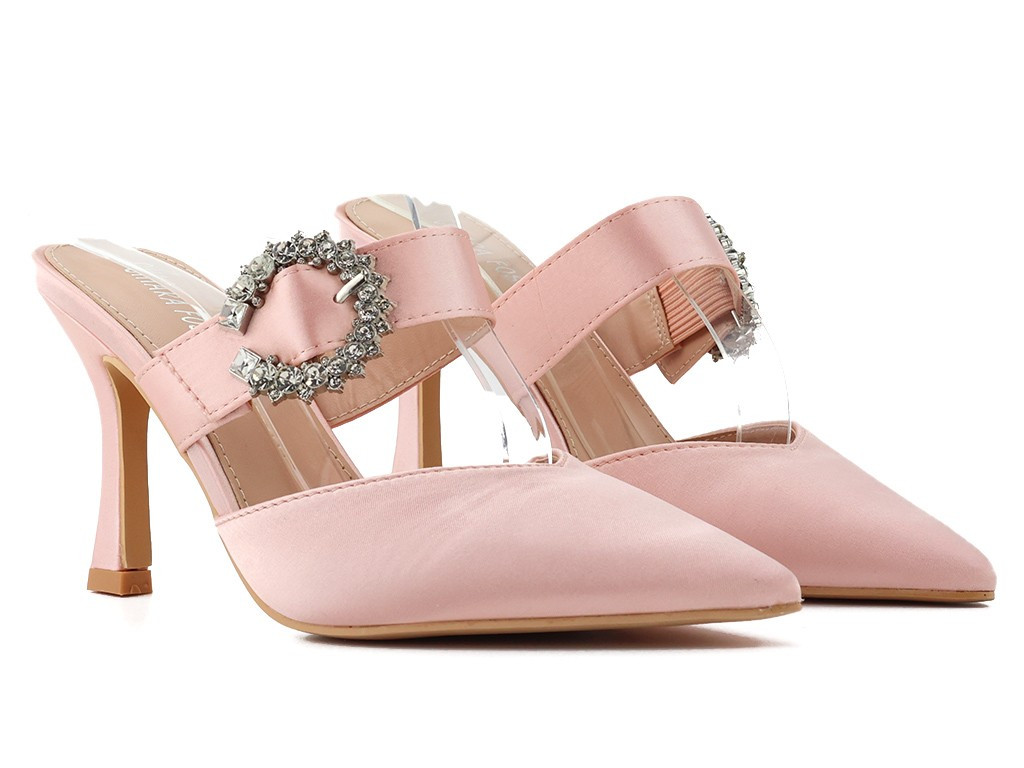 Różowy klepki damskie atłasowe z broszką kamieniami