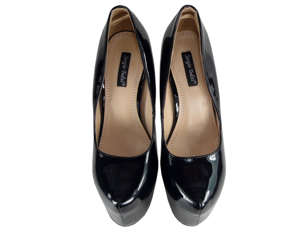 DES ÉPINGLES NOIRES SUR UNE PLATE-FORME À TALONS HAUTS - 4