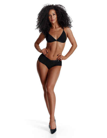 Set negru cu braziliancă și sutien – un accesoriu feminin de bază, cu un aspect modern