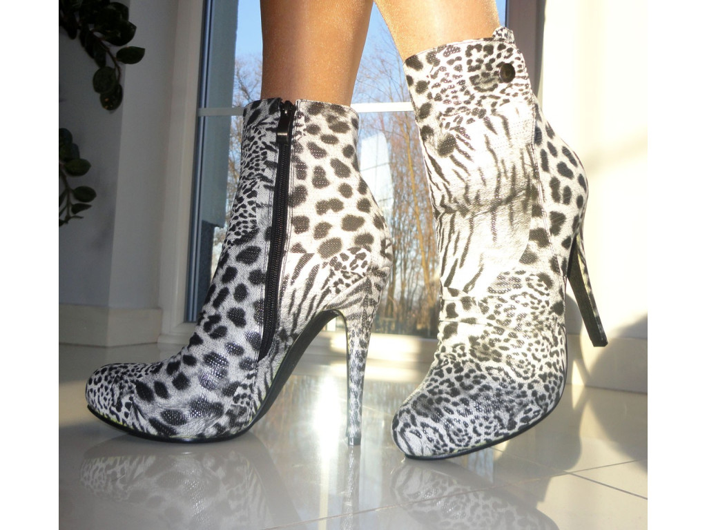 DIE STIFTE DER PANTHERSTIEFEL DAS WEIß AUFNEHMEN - 2