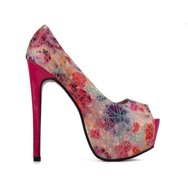 Talons hauts à plateforme roses avec un motif à la mode
