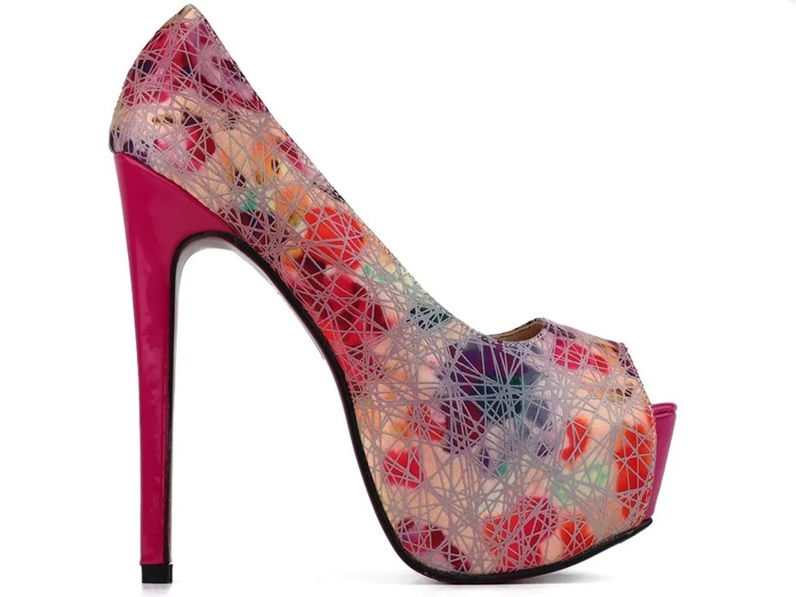 Talons hauts à plateforme roses avec un motif à la mode