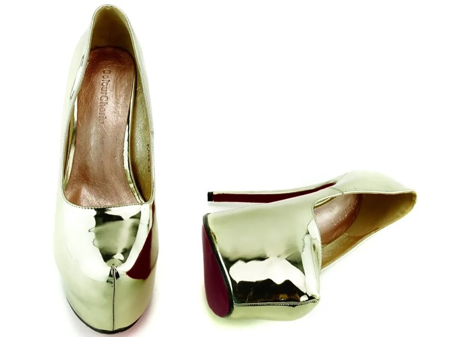 Goldene Plateau-Stilettos aus Ökoleder