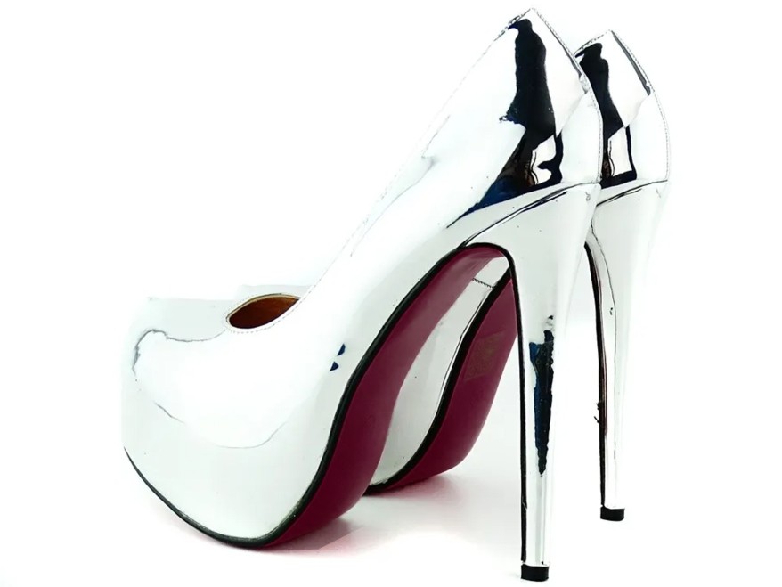 Silberne verspiegelte Plateau-Stilettos