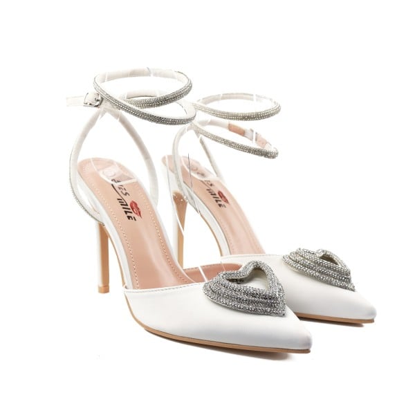 Weiße Damen-Stöckelschuhe mit einem Herz aus Strasssteinen und Riemchen