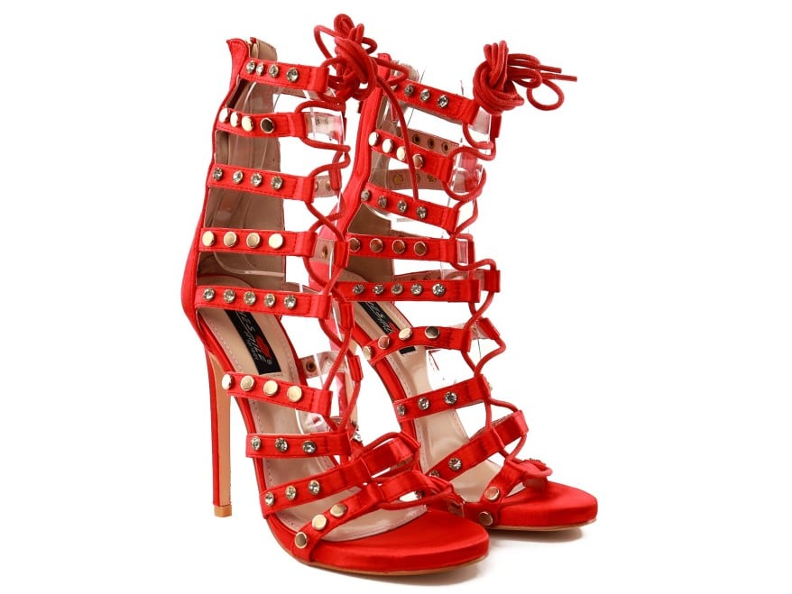 Sandales gladiateur rouges à talons aiguilles, ornées de strass et de clous
