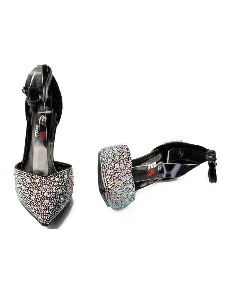 Schwarze Stöckelschuhe mit Strasssteinen und einem Riemchen um den Knöchel