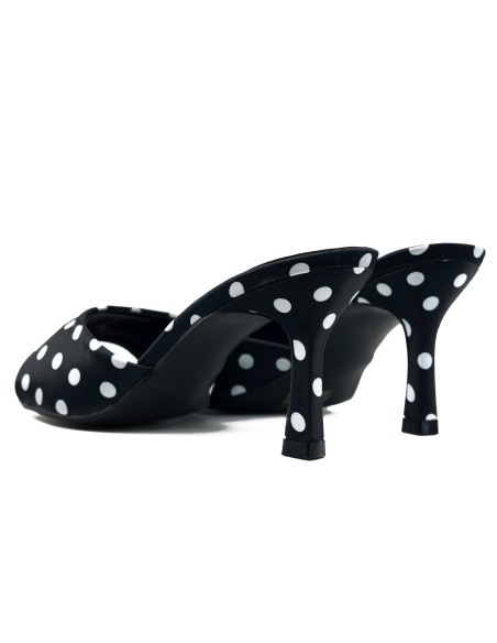 Sandales noires à talon aiguille en satin à pois blancs