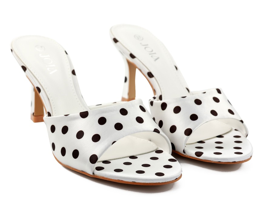Weiße Pantoletten mit Stilettoabsatz und braunen Satin-Punkten