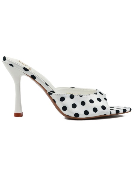 Sandales blanches à talon aiguille en satin à pois noirs