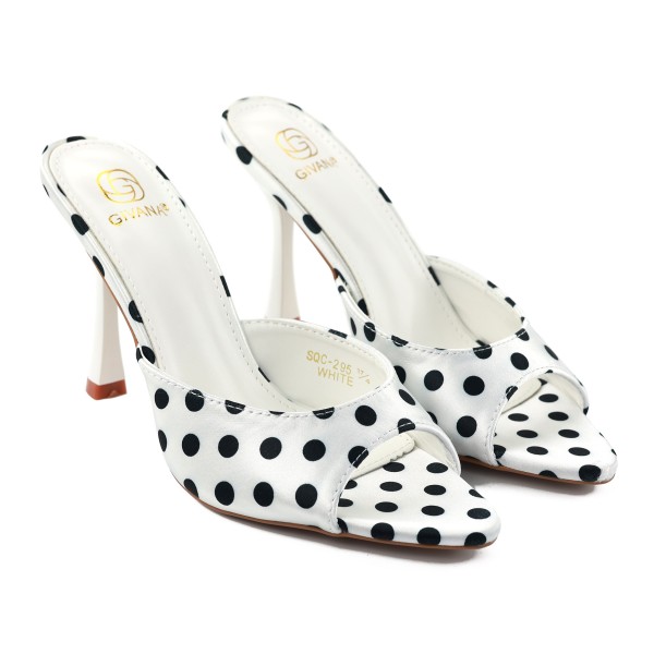 Sandales blanches à talon aiguille en satin à pois noirs