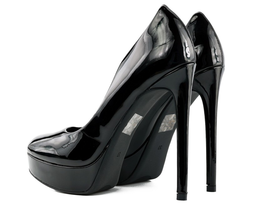 Schwarze, lackierte Stöckelschuhe mit 13 cm hohem Plateauabsatz