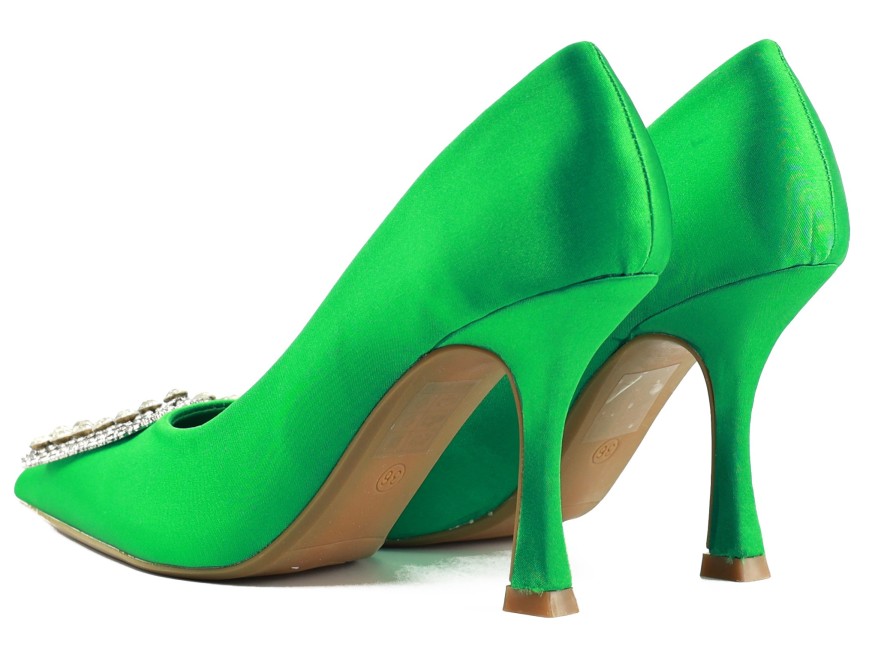 Grüne Stöckelschuhe mit Brosche und Zirkonia, aus Satin, 9 cm