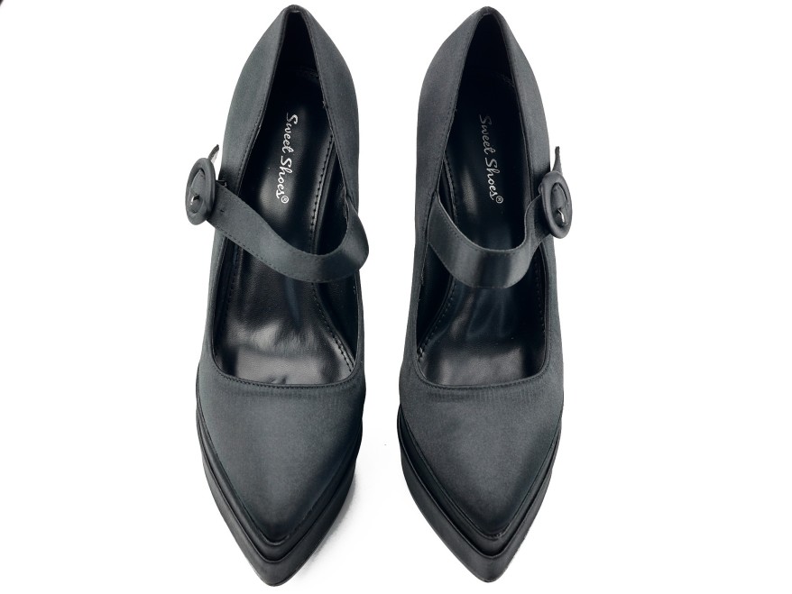 Chaussures noires à talons hauts et semelles compensées