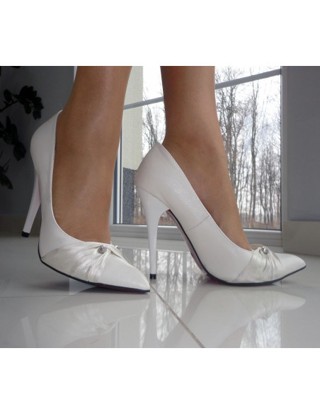 SZPILKI BIAŁE KLASYCZNE CZERWONA PODESZWA