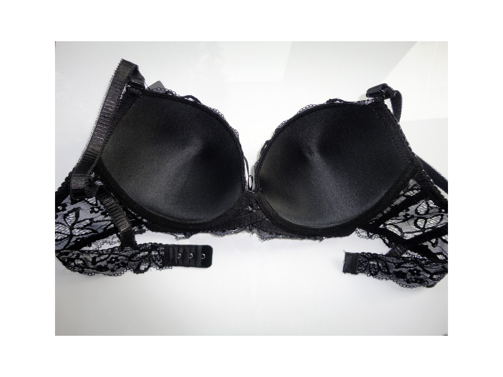 BIUSTONOSZ MODELUJĄCY NA PREZENT