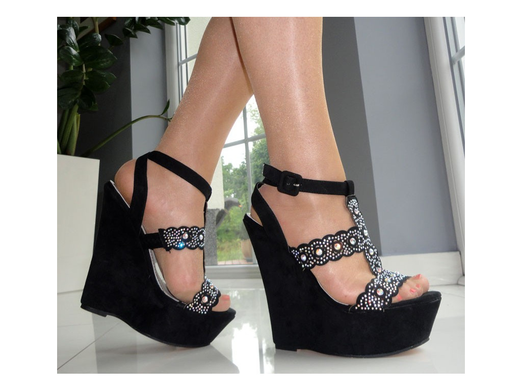 SCHWARZE SANDALEN AUF DEN ZIRKONIUM-VERANKERUNGEN HELL - 2