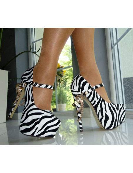 VYSOKÉ ZEBRA PINY NA ŘETĚZOVÉ PLATFORMĚ