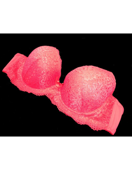 LE SOUTIEN-GORGE EN DENTELLE ROUGE S'AGRANDIT - 2